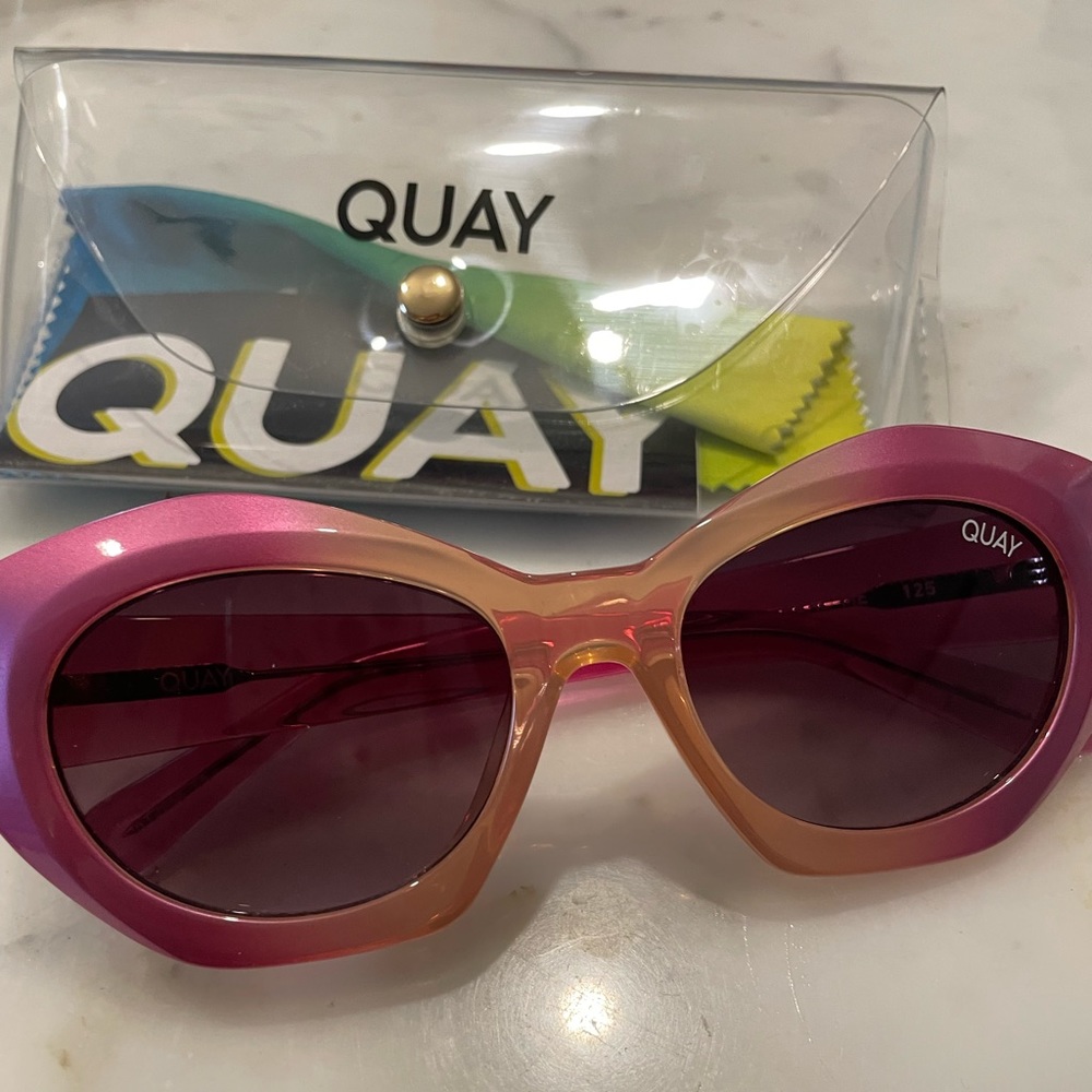 Quay pink sunglasses brand-new